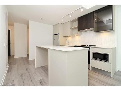 323-395 Dundas Street W, Oakville, ON - Indoor Photo Showing Kitchen