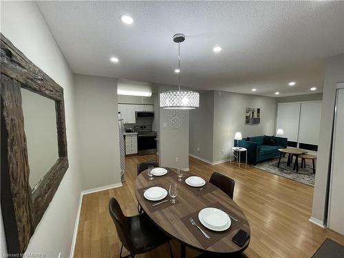 613-1512 Pilgrims Way, Oakville, ON - Indoor Photo Showing Dining Room