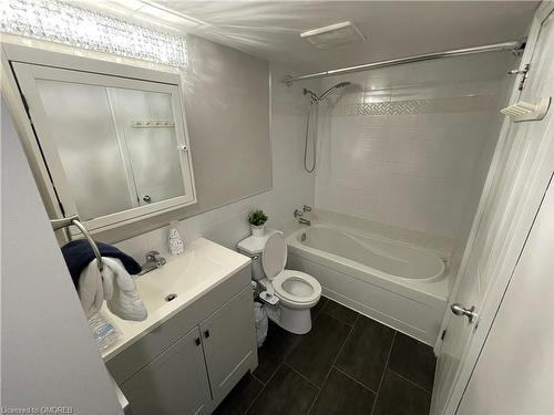 613-1512 Pilgrims Way, Oakville, ON - Indoor Photo Showing Bathroom