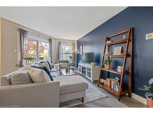 414-1210 Thorpe Road, Burlington, ON - Indoor Photo Showing Living Room