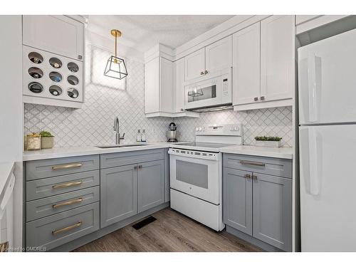 414-1210 Thorpe Road, Burlington, ON - Indoor Photo Showing Kitchen