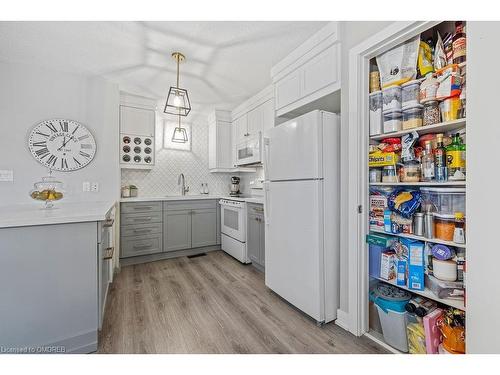 414-1210 Thorpe Road, Burlington, ON - Indoor Photo Showing Kitchen