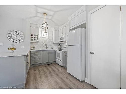 414-1210 Thorpe Road, Burlington, ON - Indoor Photo Showing Kitchen