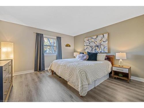 414-1210 Thorpe Road, Burlington, ON - Indoor Photo Showing Bedroom