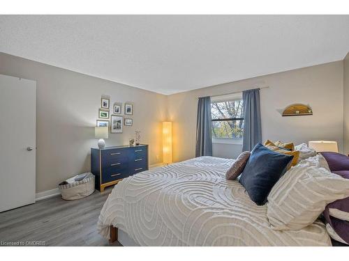 414-1210 Thorpe Road, Burlington, ON - Indoor Photo Showing Bedroom