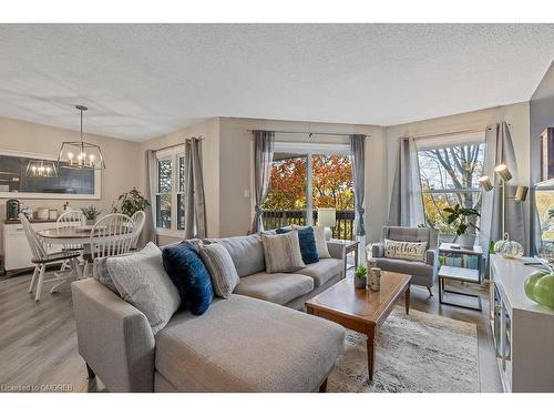 414-1210 Thorpe Road, Burlington, ON - Indoor Photo Showing Living Room