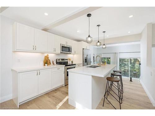 32-250 Satok Crescent, Milton, ON - Indoor Photo Showing Kitchen With Double Sink With Upgraded Kitchen