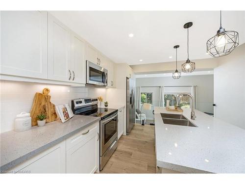 32-250 Satok Crescent, Milton, ON - Indoor Photo Showing Kitchen With Double Sink With Upgraded Kitchen