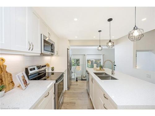 32-250 Satok Crescent, Milton, ON - Indoor Photo Showing Kitchen With Double Sink With Upgraded Kitchen