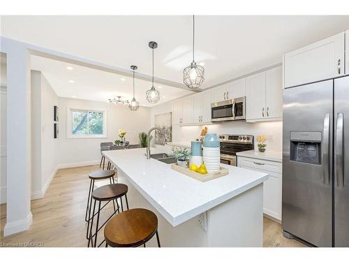 32-250 Satok Crescent, Milton, ON - Indoor Photo Showing Kitchen With Double Sink With Upgraded Kitchen