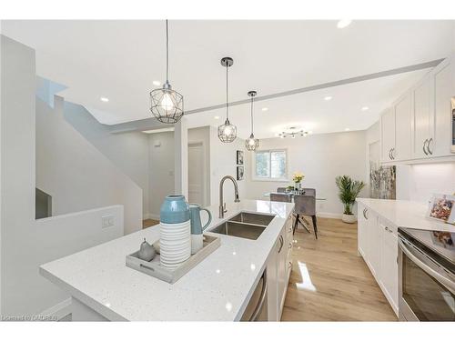 32-250 Satok Crescent, Milton, ON - Indoor Photo Showing Kitchen With Double Sink With Upgraded Kitchen