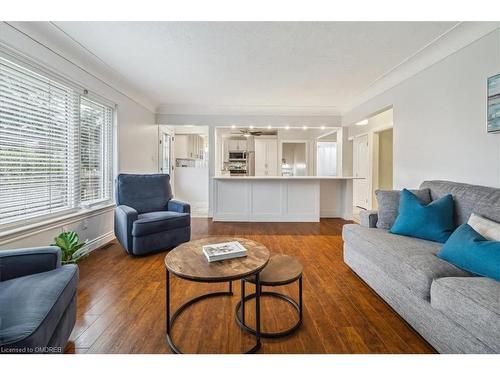 1311 Tyrrell Road, Burlington, ON - Indoor Photo Showing Living Room