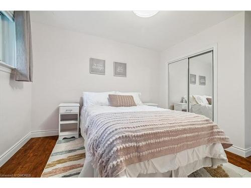 1311 Tyrrell Road, Burlington, ON - Indoor Photo Showing Bedroom