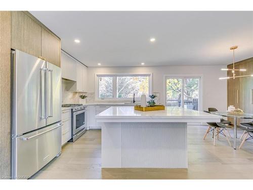 2243 Ingersoll Drive, Burlington, ON - Indoor Photo Showing Kitchen With Upgraded Kitchen