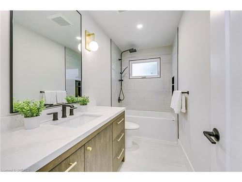 2243 Ingersoll Drive, Burlington, ON - Indoor Photo Showing Bathroom