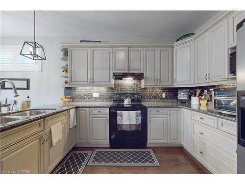 43 Oarsman Crescent, St. Catharines, ON - Indoor Photo Showing Kitchen With Double Sink With Upgraded Kitchen