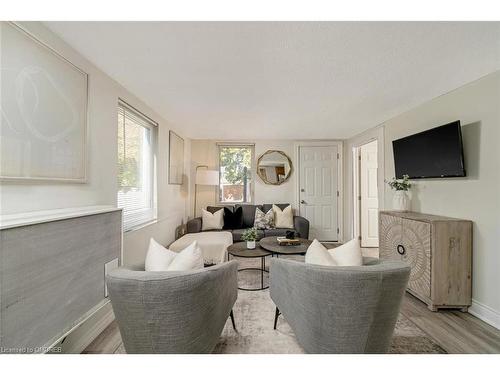 262 Pine Street, Milton, ON - Indoor Photo Showing Living Room