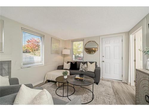 262 Pine Street, Milton, ON - Indoor Photo Showing Living Room