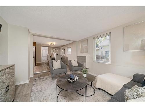 262 Pine Street, Milton, ON - Indoor Photo Showing Living Room