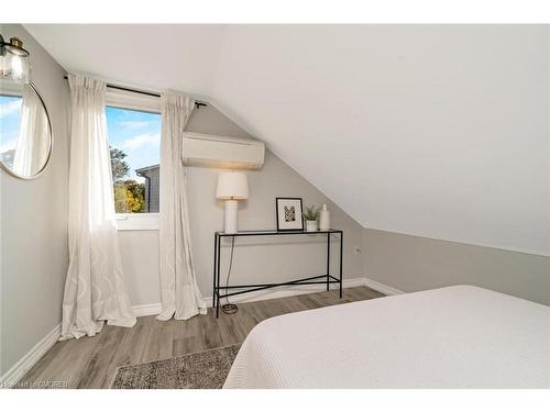 262 Pine Street, Milton, ON - Indoor Photo Showing Bedroom