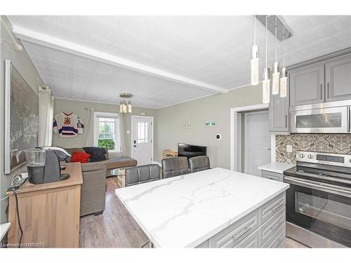 6024 Dixon Street, Niagara Falls, ON - Indoor Photo Showing Kitchen