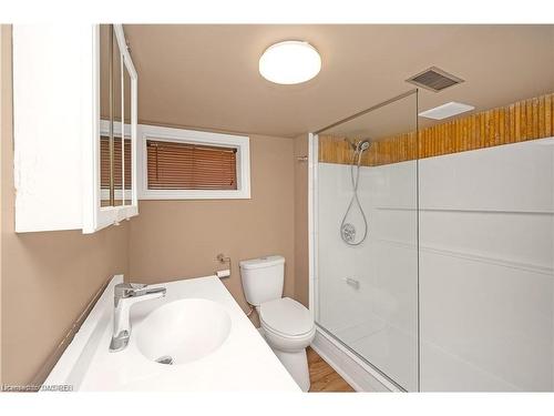 6024 Dixon Street, Niagara Falls, ON - Indoor Photo Showing Bathroom