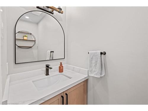 2401 Coventry Way, Burlington, ON - Indoor Photo Showing Bathroom