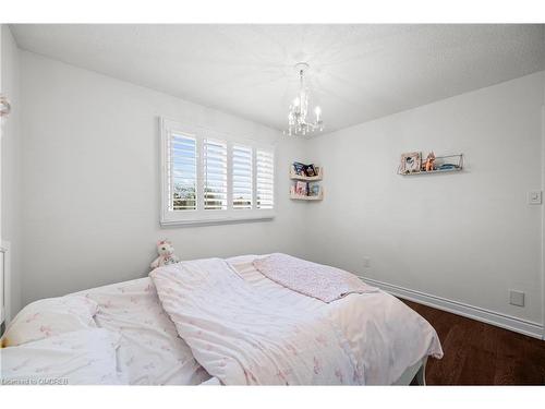 2401 Coventry Way, Burlington, ON - Indoor Photo Showing Bedroom