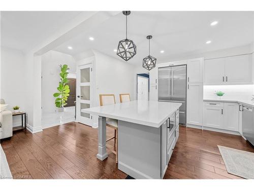 2401 Coventry Way, Burlington, ON - Indoor Photo Showing Kitchen With Upgraded Kitchen