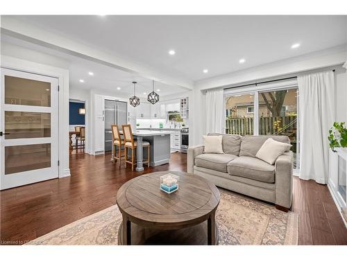 2401 Coventry Way, Burlington, ON - Indoor Photo Showing Living Room