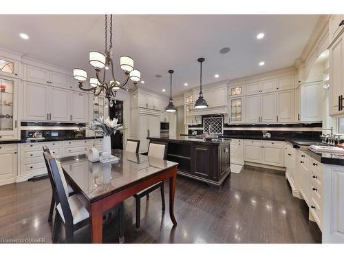 79 Pinewood Trail, Mississauga, ON - Indoor Photo Showing Kitchen With Upgraded Kitchen