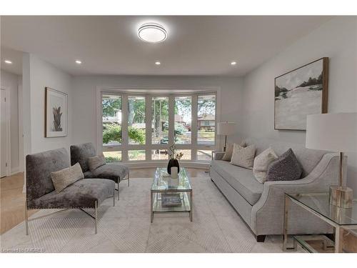 2435 Cyprus Avenue, Burlington, ON - Indoor Photo Showing Living Room