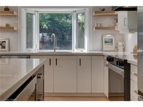 2435 Cyprus Avenue, Burlington, ON - Indoor Photo Showing Kitchen With Upgraded Kitchen