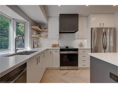 2435 Cyprus Avenue, Burlington, ON - Indoor Photo Showing Kitchen With Upgraded Kitchen