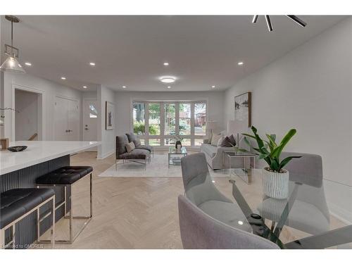 2435 Cyprus Avenue, Burlington, ON - Indoor Photo Showing Living Room