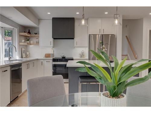 2435 Cyprus Avenue, Burlington, ON - Indoor Photo Showing Kitchen With Upgraded Kitchen