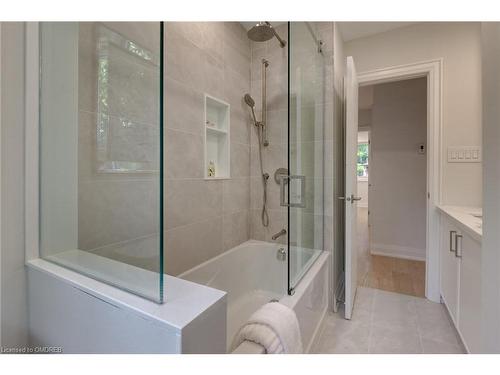 2435 Cyprus Avenue, Burlington, ON - Indoor Photo Showing Bathroom