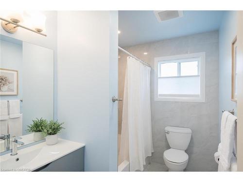 36 Dills Crescent, Milton, ON - Indoor Photo Showing Bathroom