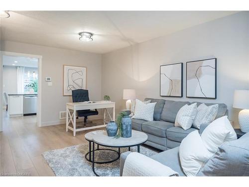 36 Dills Crescent, Milton, ON - Indoor Photo Showing Living Room