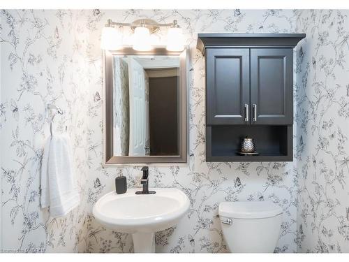 36 Dills Crescent, Milton, ON - Indoor Photo Showing Bathroom