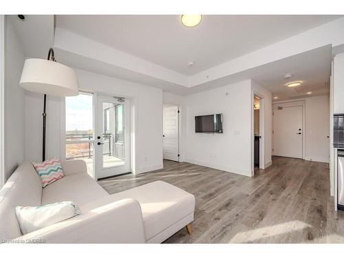 601-26 Lowes Road W, Guelph, ON - Indoor Photo Showing Living Room