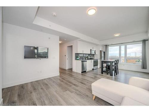 601-26 Lowes Road W, Guelph, ON - Indoor Photo Showing Living Room