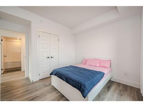 601-26 Lowes Road W, Guelph, ON - Indoor Photo Showing Bedroom