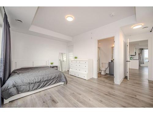 601-26 Lowes Road W, Guelph, ON - Indoor Photo Showing Bedroom