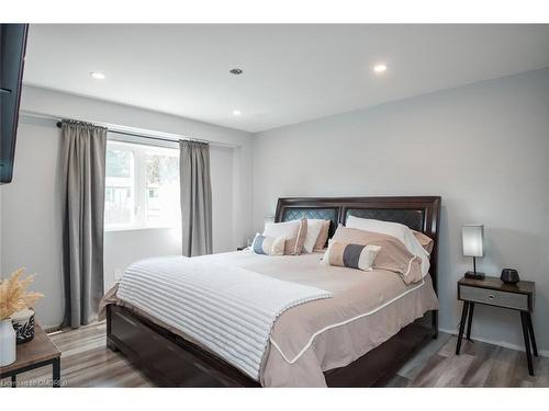 815 Cedarbrae Avenue, Milton, ON - Indoor Photo Showing Bedroom