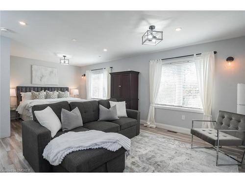 815 Cedarbrae Avenue, Milton, ON - Indoor Photo Showing Living Room