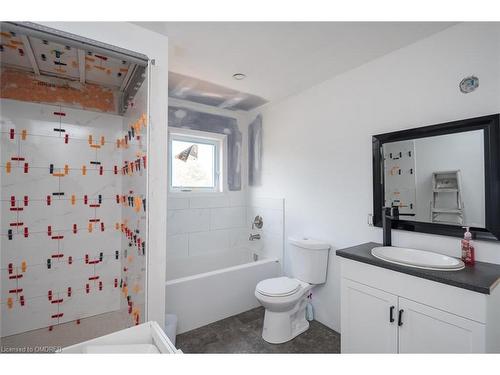 815 Cedarbrae Avenue, Milton, ON - Indoor Photo Showing Bathroom