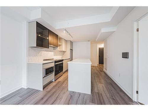 623-395 Dundas Street W, Oakville, ON - Indoor Photo Showing Kitchen