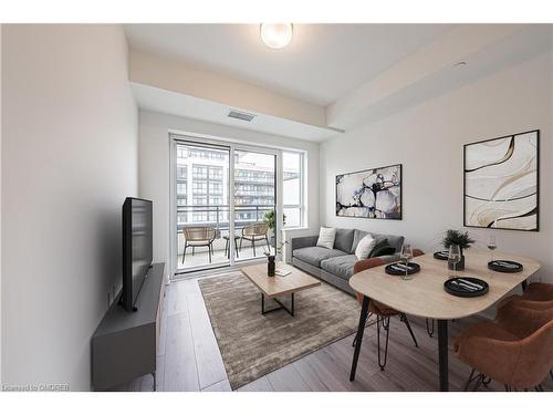 623-395 Dundas Street W, Oakville, ON - Indoor Photo Showing Living Room