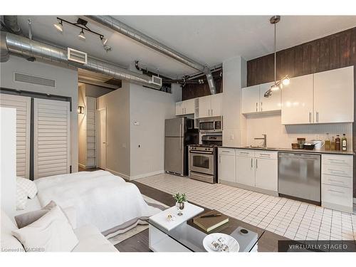 201-369 Sorauren Avenue, Toronto, ON - Indoor Photo Showing Kitchen